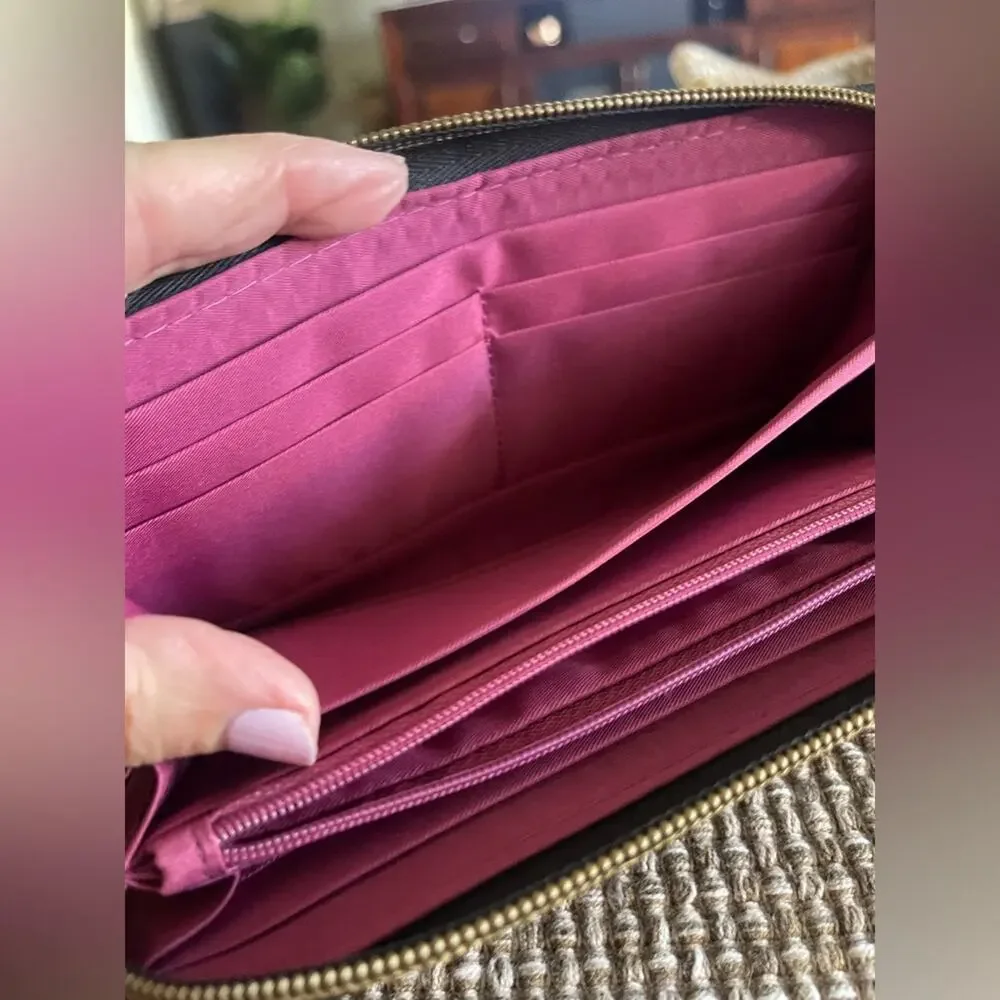 Travelon Black wallet with Gold